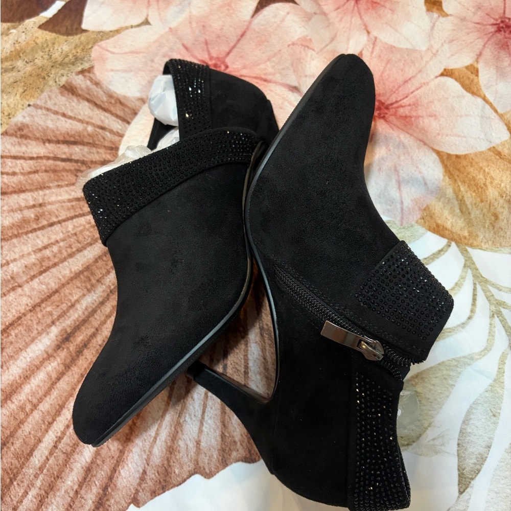 Elegant Black Women's Heels with Beaded Strap - Picture 2 of 5